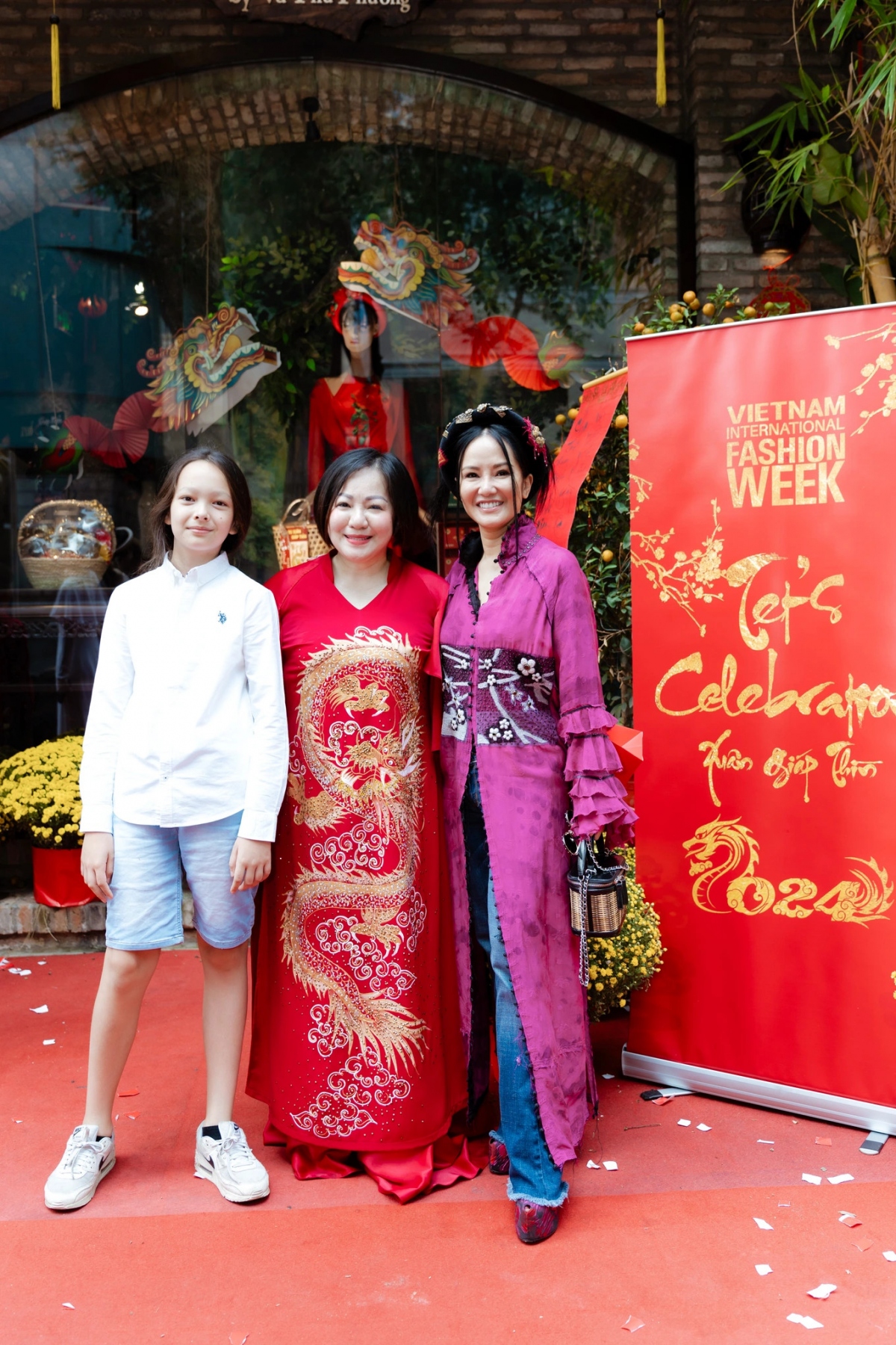 Trong một sự kiện tại TP.HCM, Diva Hồng Nhung xuất hiện trong tà áo tứ thân, cùng con trai tham dự lễ hội mang đậm nét văn hóa truyền thống Việt Nam. Diva Hồng Nhung gây chú ý khi xuất hiện cùng con trai - bé Tôm. Nhóc tỳ nhà Hồng Nhung sở hữu làn da trắng, chiều cao nổi trội cùng mái tóc dài ấn tượng. Cậu bé lập tức thu hút sự chú ý của truyền thông. (Nguồn: Dân trí)