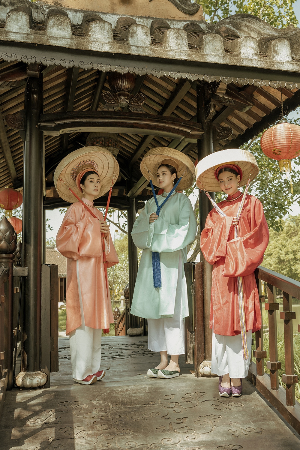 3 bộ áo ngũ thân tay chẽn của 3 nữ nghệ sĩ sử dụng hệ thống hoa văn cung đình triều Nguyễn với mong muốn tôn lên vẻ đài các, nhã nhặn của người nữ trong chốn “cung vàng điện ngọc” ngày xưa.