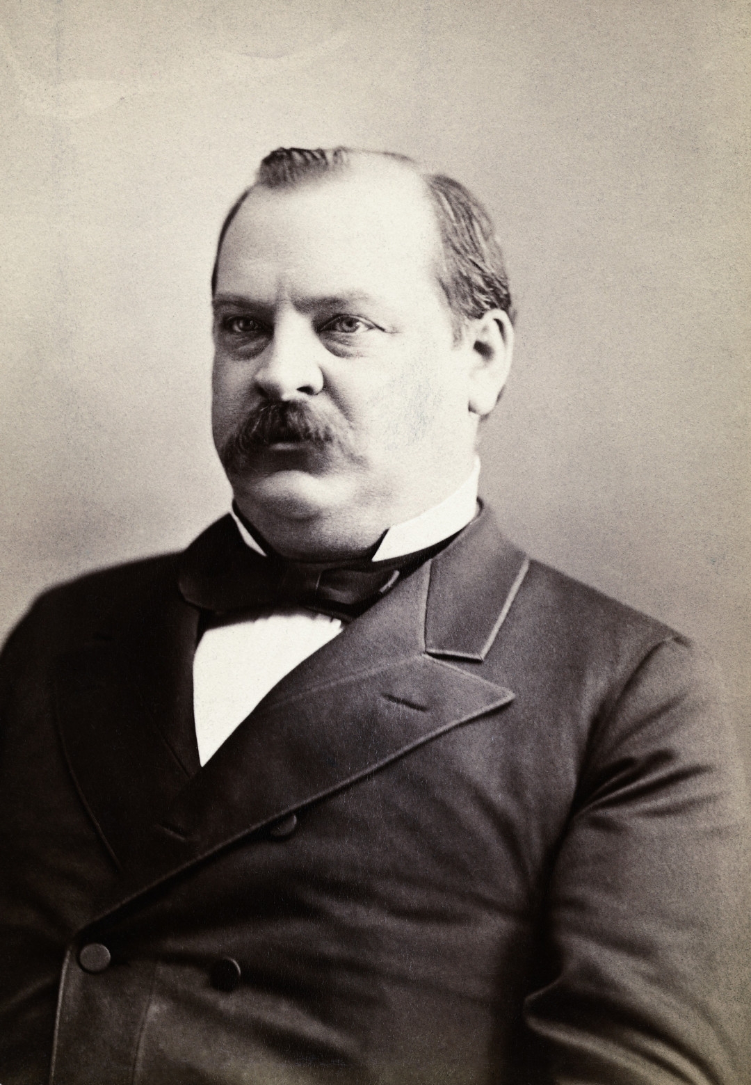 Cựu Tổng thống Mỹ Grover Cleveland từng là cảnh sát trưởng hạt Erie, New York. Ông giữ chức vụ này từ năm 1871 - 1873.