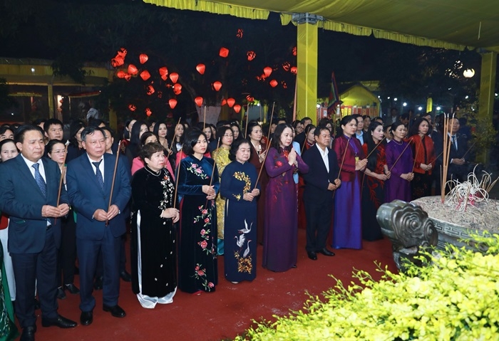 Phó Chủ tịch nước Võ Thị Ánh Xuân và các đại biểu dâng hương tại Khu di tích quốc gia đặc biệt đền Hai Bà Trưng