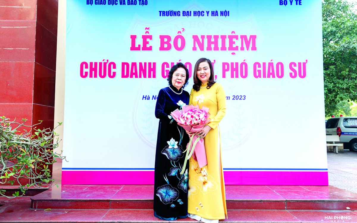 GS.TS.BS Trần Vân Khánh cùng mẹ đẻ ngày bổ nhiệm chức danh giáo sư 12/2023