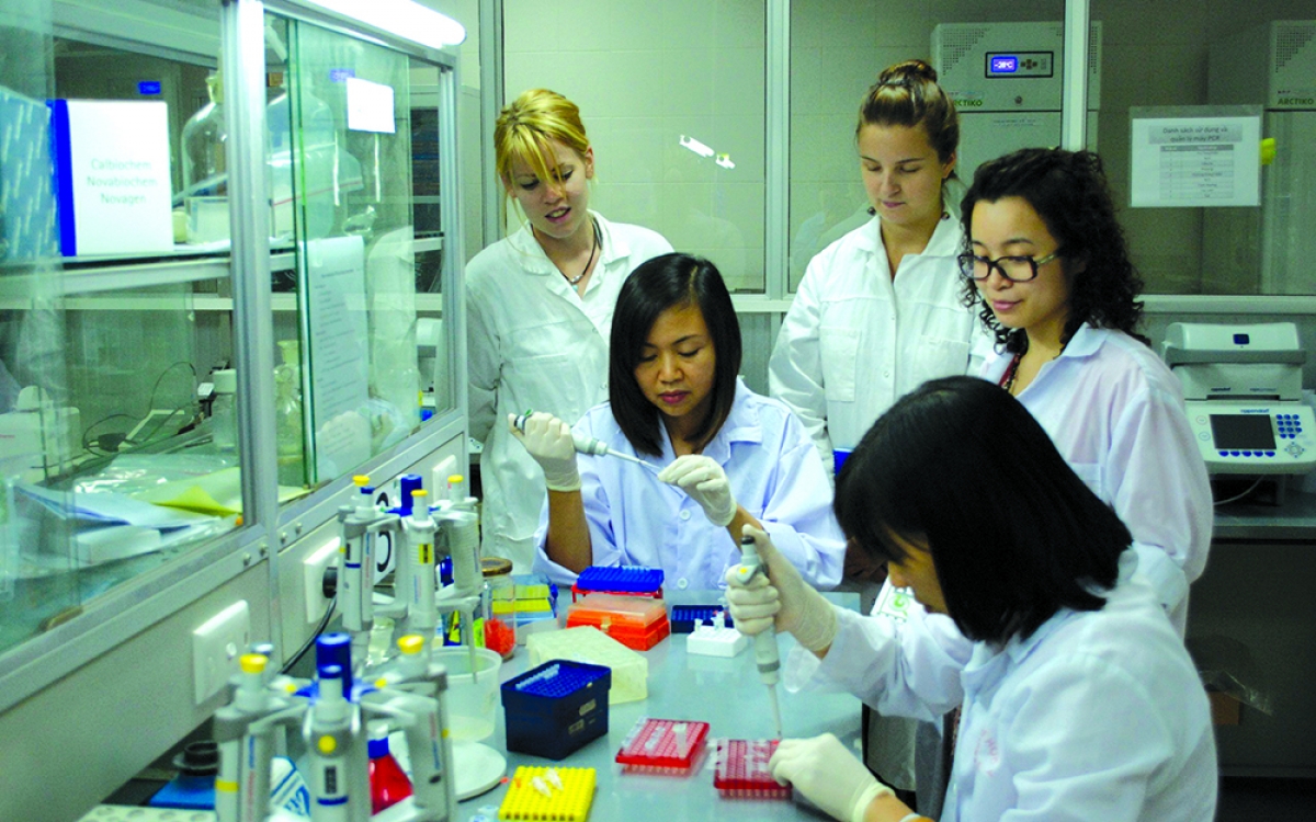 GS.TS.BS Trần Vân Khánh làm thí nghiệm cùng các đồng nghiệp tại Trung tâm Nghiên cứu Gen - Protein tại Trường Đại học Y Hà Nội