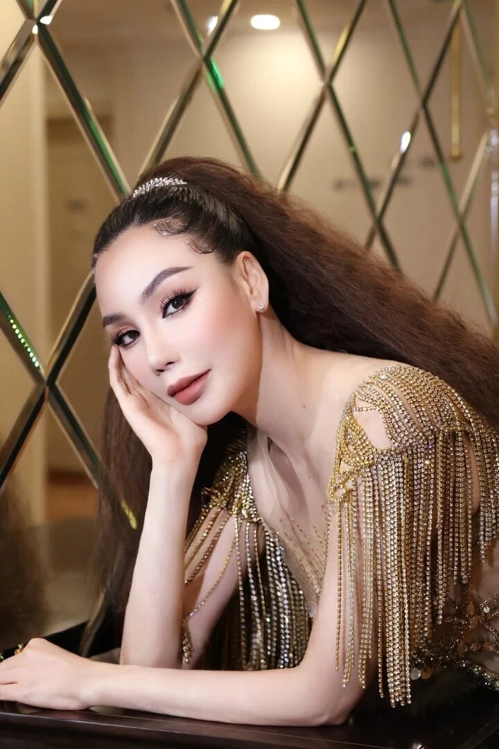 Những ngày đầu năm mới, Hồ Quỳnh Hương thông báo phát hành ca khúc Mùa hoa năm ấy của cố nhạc sĩ Xuân Phương. Nữ ca sĩ cho biết đây cũng chính là tác phẩm cuối cùng cô nhận được từ cố nhạc sĩ tài hoa. Hồ Quỳnh Hương và nhạc sĩ Xuân Phương là những người đồng nghiệp thân thiết. Có thể nói, ca khúc Anh của cố nhạc sĩ đã gắn liền với tên tuổi Hồ Quỳnh Hương để trở thành một bài hát sống mãi với thời gian. Thời điểm nhạc sĩ qua đời, Hồ Quỳnh Hương tỏ ra khá bàng hoàng.
Cô có những chia sẻ xúc động: "Vĩnh biệt anh - người thầy, người nhạc sĩ tài hoa. Dù biết cuộc đời vô thường, nhưng nghe tin anh ra đi em vẫn bàng hoàng, tiếc nuối. Bài mới anh gửi em còn chưa kịp hoàn thiện. Em Hồ Quỳnh Hương đặc biệt biết ơn anh đã cho em được bén duyên với ca khúc Anh của anh. Đó là một may mắn với cuộc đời nghệ thuật của em". (Nguồn: VTC News)