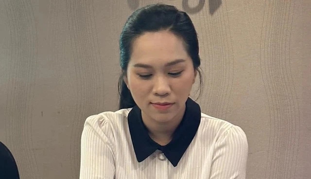 Dịp giỗ đầu của NSƯT Vũ Linh, ca sĩ Hồng Phượng gây chú ý khi đăng tải bài viết, gửi lời xin lỗi đến khán giả về những ồn ào thời gian qua. Hồng Phượng cho rằng “nhân vô thập toàn” nên có những chuyện xảy ra ngoài sự kiểm soát của bản thân. Cô xin nhận sai sót, điều tiếng về mình, mong “những ai thấu hiểu thì sẽ cảm thông và thương xót”. Cháu gái Vũ Linh bộc bạch: “Xin hãy nhẹ lời bởi Phượng và gia đình còn lắm nỗi lo toan nên đã không thể làm hài lòng hết tất cả mọi người". (Nguồn: Thanh niên)