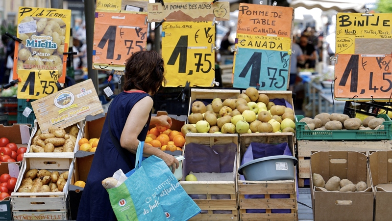 Sức mua của người dân Canada giảm do kinh tế chưa hồi phục - Ảnh: Reuters