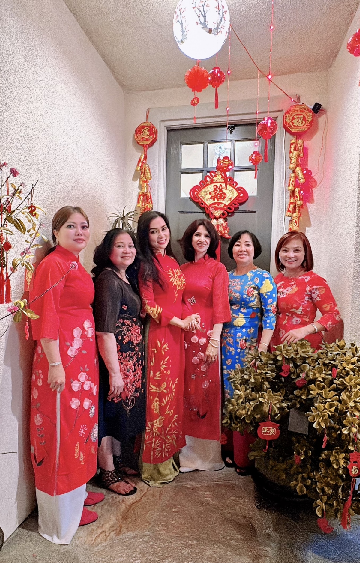 Gia đình Kavie Trần giữ truyền thống diện áo dài ngày Tết.