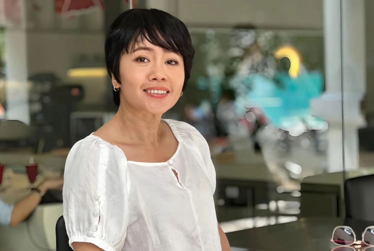 Nói về cuộc sống hiện tại, diễn viên Kim Huyền chia sẻ sau thời gian sang Nhật sinh sống, cô trở về Việt Nam vì mẹ bệnh. Hiện tại, nữ diễn viên chủ yếu sinh sống tại Phan Thiết (Bình Thuận) để chăm sóc mẹ. Khi nào có công việc, cô mới đi tàu vào TP.HCM. Nữ diễn viên hạnh phúc khi thấy mẹ dần khỏe lại và tinh thần cũng khá hơn. Ở tuổi ngoài 40, Kim Huyền vẫn lẻ bóng. Nữ diễn viên thẳng thắn rằng chuyện lấy chồng không nằm trong kế hoạch cuộc đời mình. Dù muốn có được hạnh phúc nhưng cô thừa nhận mình ít kỳ vọng vào chuyện tình cảm cá nhân. Bởi cô quan niệm ít kỳ vọng thì bản thân sẽ càng hạnh phúc hơn. (Nguồn: Thanh niên)