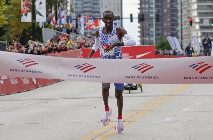 Kiptum về nhất trên đường chạy Chicago Marathon ngày 8/10/2023 với thành tích kỷ lục thế giới 2 giờ 0 phút 35 giây. Ảnh: AFP