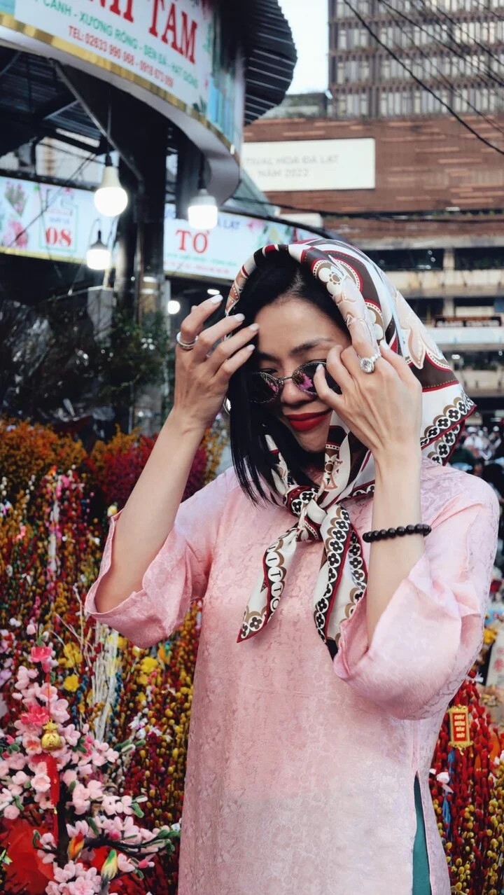 Mới đây, người đẹp vừa sắm thêm hai chiếc nhẫn trong dịp năm mới. Cô chia sẻ hình ảnh một chiếc hình vuông màu vàng, một chiếc hình tròn màu trắng, có đính viền xung quanh cũng toàn bằng đá quý lấp lánh. Hai chiếc nhẫn gây chú ý với thiết kế to bản, nổi bật hẳn so với bàn tay của nữ ca sĩ. Sắm thêm trang sức, Lệ Quyên mong muốn: "Đón năm mới, vạn sự vuông tròn hạnh phúc". (Nguồn: VTC News)