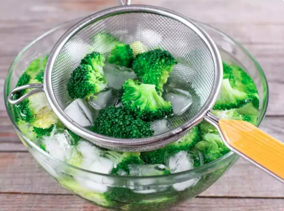 Bông cải xanh tự nhiên chứa nhiều chất dinh dưỡng thiết yếu như chất xơ, vitamin C, vitamin K