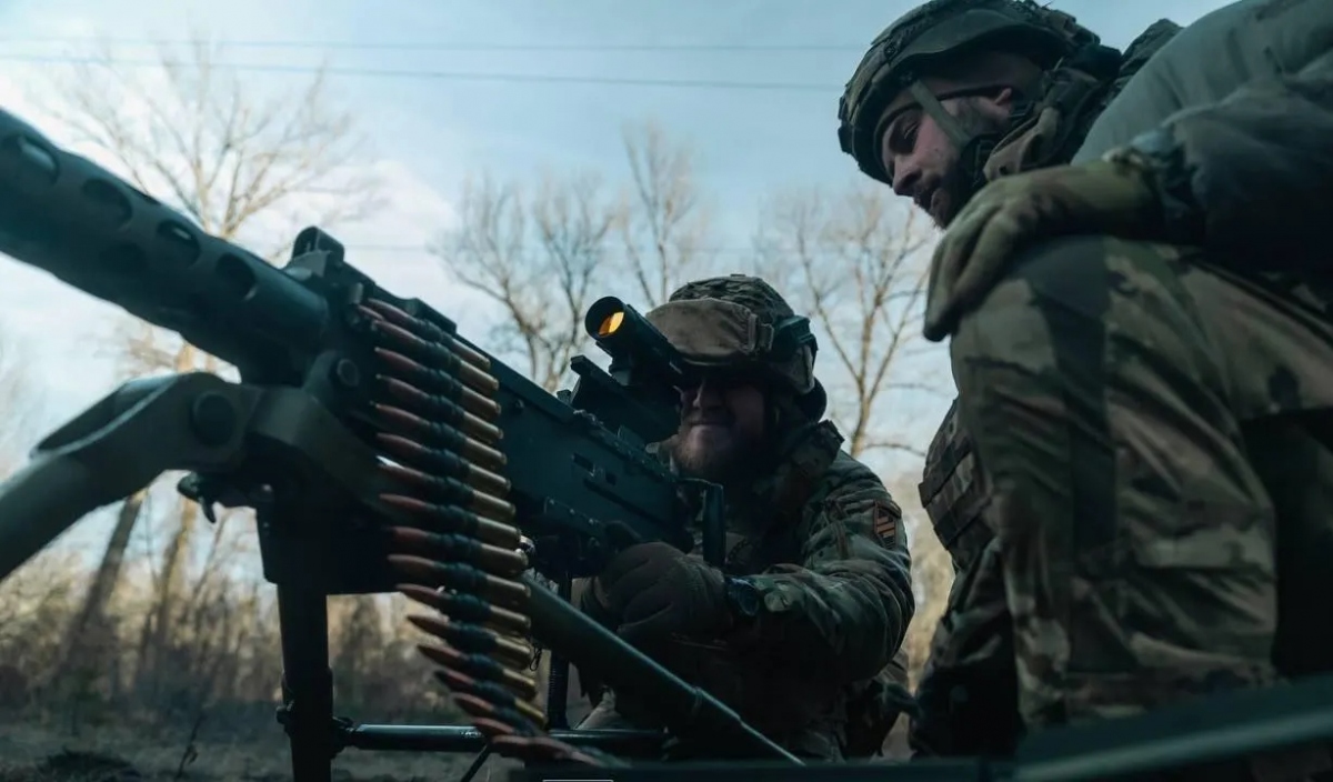 Binh lính và súng máy Ukraine. Ảnh: Lữ đoàn 3.