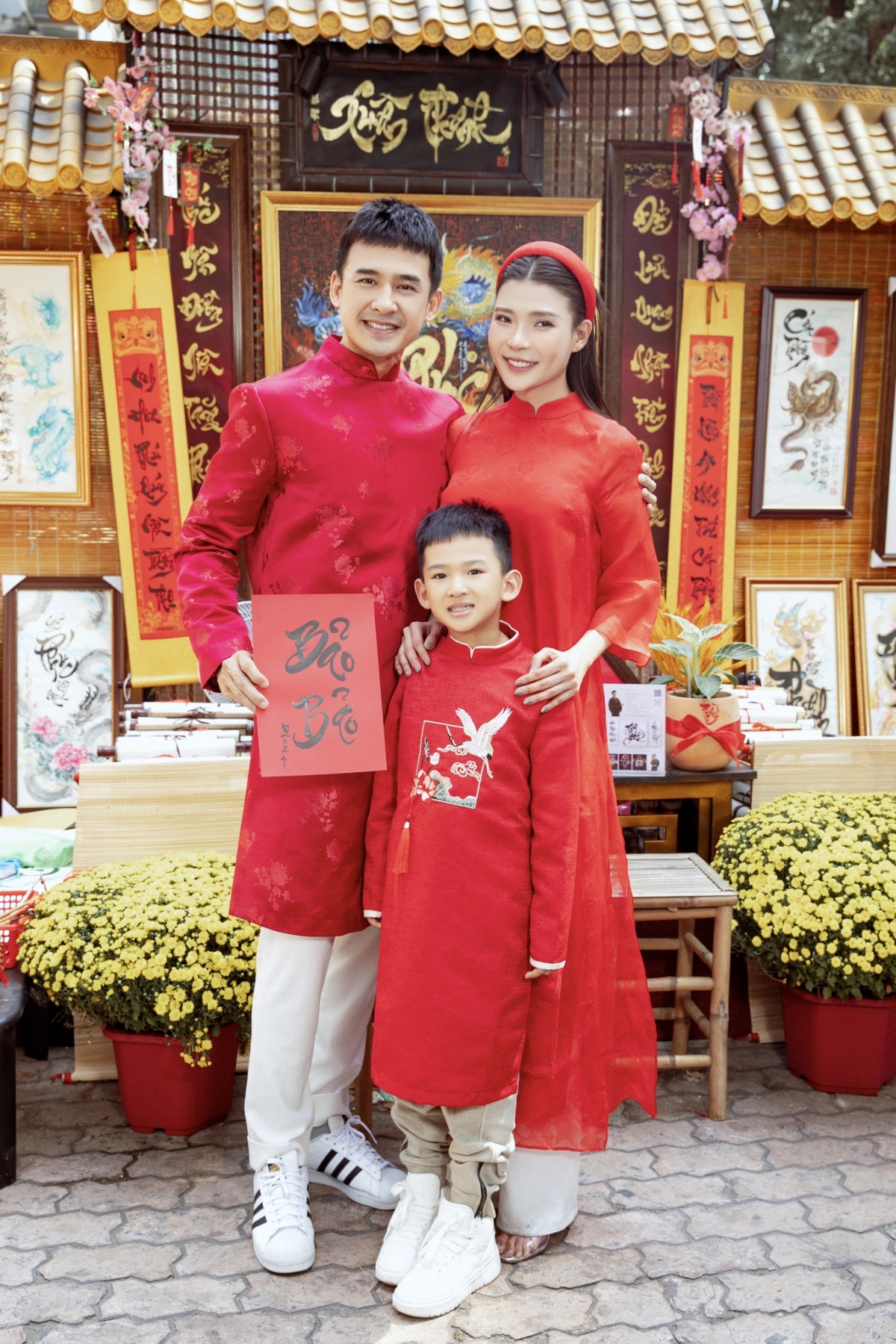 Vợ chồng Thúy Diễm - Lương Thế Thành cùng con trai và mẹ ruột của nữ diễn viên vừa thực hiện bộ ảnh áo dài đỏ trên phố ông đồ trong không khí chuẩn bị chào đón năm 2024. Cậu bé Bảo Bảo, con trai của cặp diễn viên năm nay 6 tuổi, khá nhanh nhẹn và thông minh. Trong quá trình chụp ảnh, Bảo Bảo rất hào hứng và hợp tác. Cũng trong dịp này, nữ diễn viên sinh năm 1986 chia sẻ bí quyết giữ gìn vóc dáng và sự trẻ trung. "Tôi ăn uống với chế độ chia nhỏ từng bữa, cùng với việc tập luyện thể thao. Trong đó, đi bộ cũng là cách chữa lành cho tâm hồn để mình cảm nhận từ bên trong và một phần giúp nâng cao sức khỏe", cô nói. (Nguồn: Dân trí)