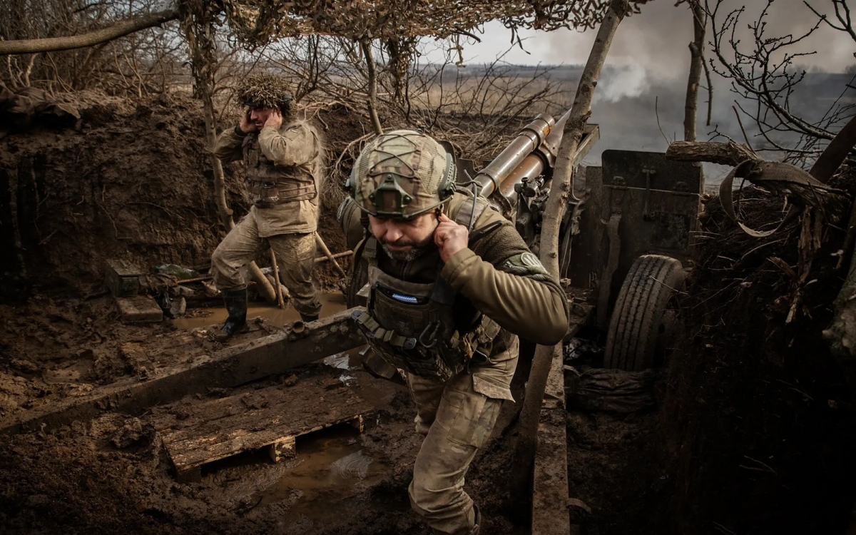 Lính pháo binh Ukraine nã lựu pháo gần Avdiivka. Ảnh: Nytimes.