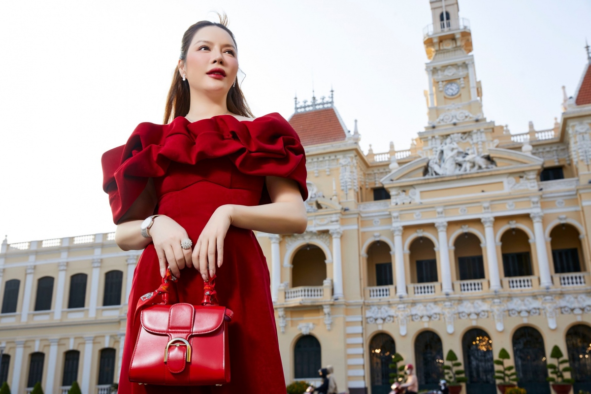 Bên cạnh bộ sưu tập trang sức kim cương, bất động sản, Lý Nhã Kỳ còn sở hữu kho túi hiệu với BST thương hiệu Hermès có giá trị bằng vài căn nhà lớn. Trong một show truyền hình, cô tiết lộ có trên dưới 400 chiếc túi đủ màu sắc và kiểu dáng đến từ những thương hiệu lớn trên thế giới, tổng trị giá khoảng 50 tỷ đồng. Riêng góc chụp ở studio của cô được nhận xét giá trị khoảng 30 tỷ đồng. “Có khi mua nhiều quá không quản lý hết rồi bị mất nhiều món mà tôi không biết. Có những dòng túi tôi thích quá thì tự đặt thiết kế riêng cho mình. Tổng kết số tiền phải chi cho những bộ sưu tập này tôi cũng không thể nhớ hết", cô nói. (Nguồn: VTC News)