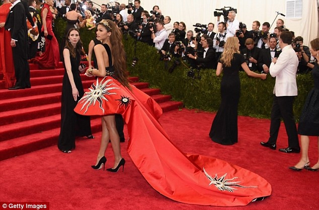 Zendaya vô cùng xinh đẹp khi kết hợp cùng vương miện và vòng tay cùng họa tiết mặt trời.