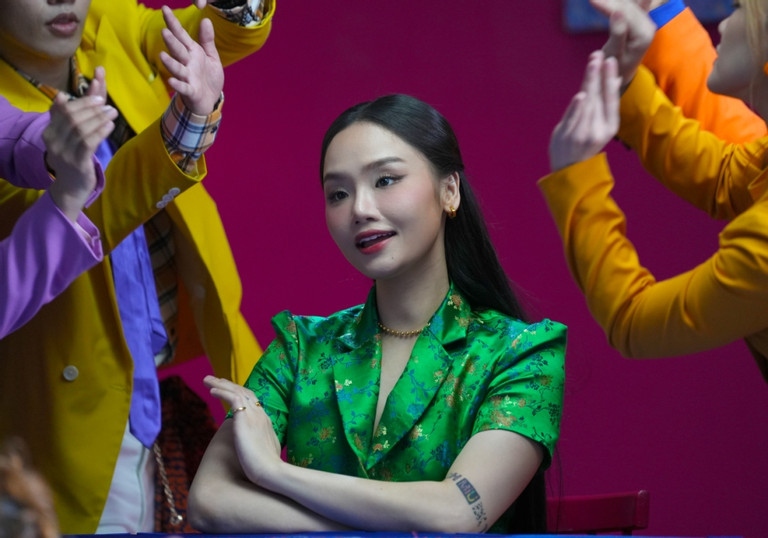 MV "Mơ là phải mở" bắt đầu bằng hình ảnh một cô gái xinh đẹp (Miu Lê), đại diện cho thế hệ trẻ nhiều giấc mơ ấp ủ, trong tâm trạng ngổn ngang về quê ăn Tết. Với âm nhạc sôi động, hiện đại, lời bài hát gần gũi khác lạ cùng cách chơi chữ tinh tế: "Mơ - mở", MV mới của Miu Lê lan tỏa một thông điệp tích cực: Đừng chìm đắm trong những giấc mơ giấu kín, hãy mở những ước mơ, hoài bão bằng các hành động thiết thực, mạnh dạn bứt phá vòng an toàn để có được cuộc sống hạnh phúc, tròn đầy. (Nguồn: VietNamNet)