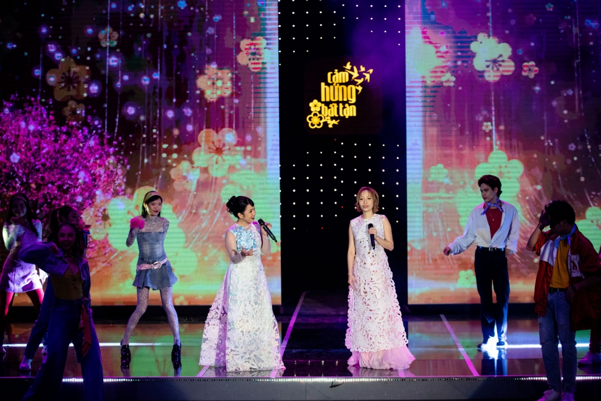 Diva Mỹ Linh và con gái Mỹ Anh biểu diễn.