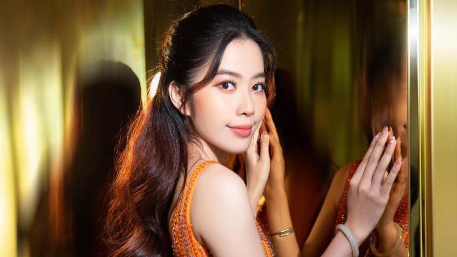 Trưa 22/2, Nam Em chính thức lên tiếng xin lỗi vì đã nhắc đến một nhân vật lịch sử trong livestream, không đủ bình tĩnh khi ứng xử với khán giả, có những lời nói thiếu suy nghĩ làm ảnh hưởng tiêu cực đến mạng xã hội. Cô tự nhận không hoàn thành tốt việc học tập và xin chịu mọi trách nhiệm. Trong bài viết đăng tải trên trang cá nhân, Nam Em bày tỏ: "Tôi cũng mong phía cơ quan chức năng có thẩm quyền có hình phạt xử lý nghiêm minh cho những cá nhân, tổ chức đã và sẽ gây nguy hại đến thế hệ trẻ mai sau vì hành vi cổ xuý cho việc dùng mạng xã hội để công kích, quấy rối gây ảnh hưởng đến cá nhân, tập thể... Trong thời gian chờ đợi sự xem xét của phía cơ quan có thẩm quyền, tôi xin chân thành cảm ơn". (Nguồn: VietNamNet)