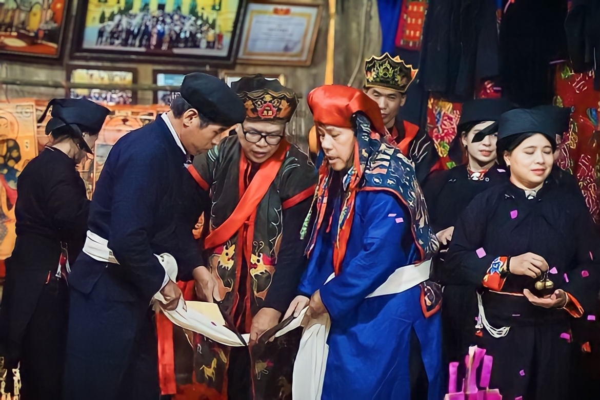 Nghệ nhân Nông Văn Hồ, thôn Thôm Chản, xã Xuân Dương, huyện Na Rì, tỉnh Bắc Kạn (áo xanh, mũ đỏ bên phải) là người đã thực hành nhiều nghi lễ “Tài khoăn” của người Nùng.