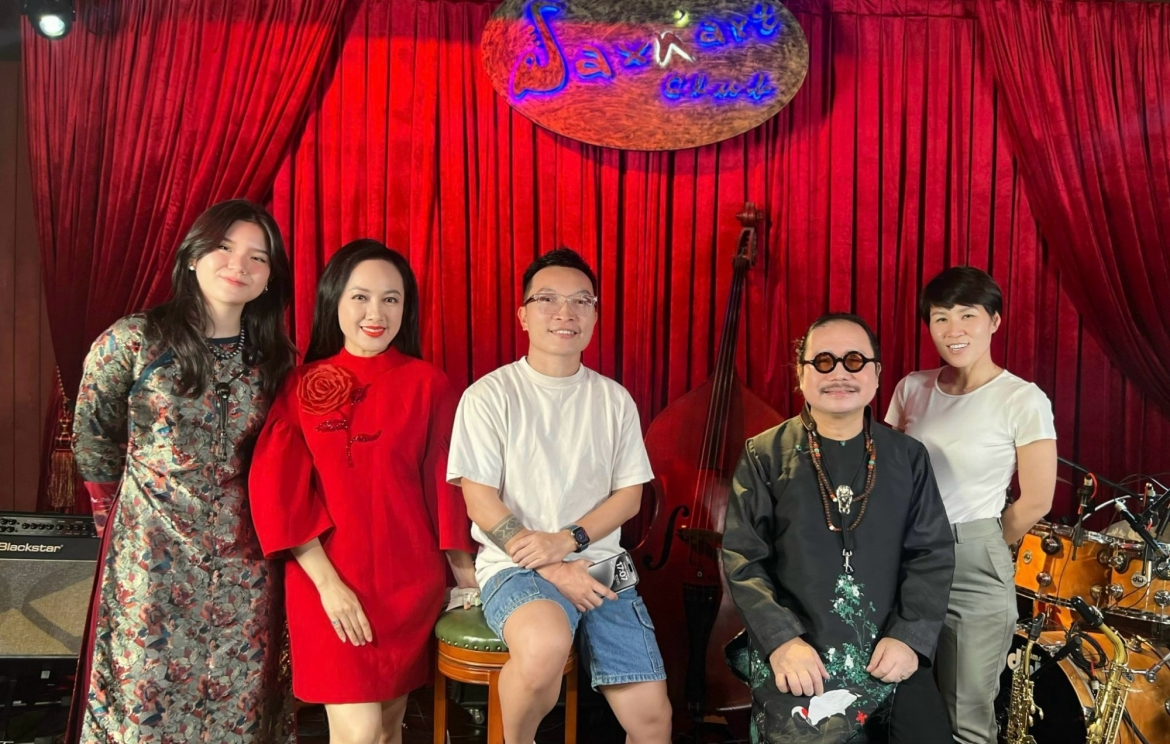 Nghệ sĩ Saxophone Trần Mạnh Tuấn (thứ 2 từ phải qua)