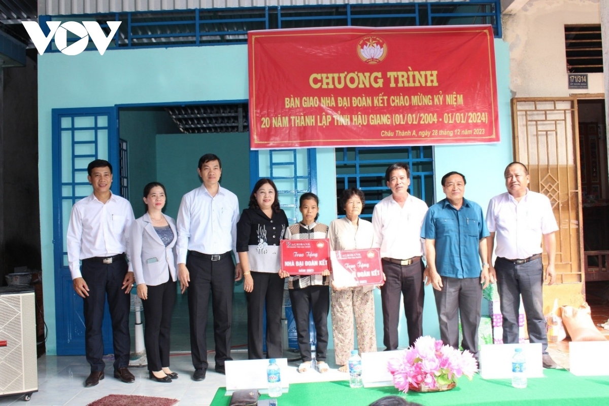 Lãnh đạo tỉnh Hậu Giang và huyện Châu Thành A trao tặng nhà Đại đoàn kết cho hộ nghèo trong huyện