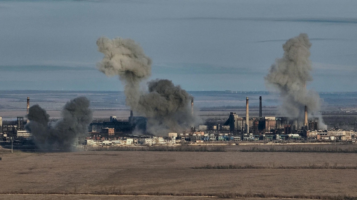 Khói bốc lên từ nhà máy hóa chất và than cốc Avdiivka ngày 15/2/2024. Ảnh: Getty
