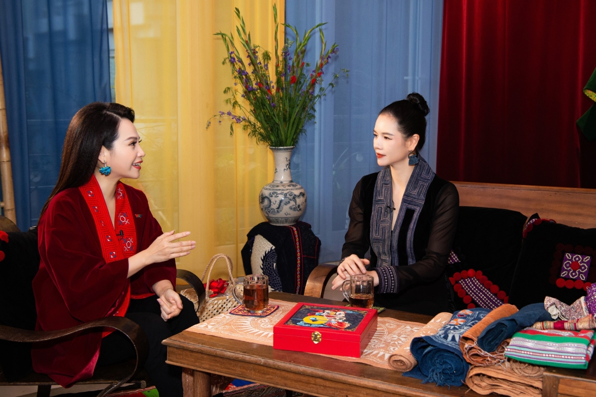 MC Mỹ Lan trò chuyện cùng NTK Ngọc Anh.