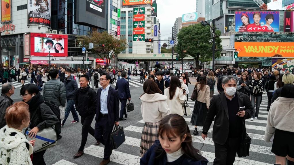 Người dân đi ngang qua một ngã tư đông đúc ở Tokyo, Nhật Bản vào ngày 15/11/2023. (Ảnh: Zhang Xiaoyu/Xinhua/Getty Images)