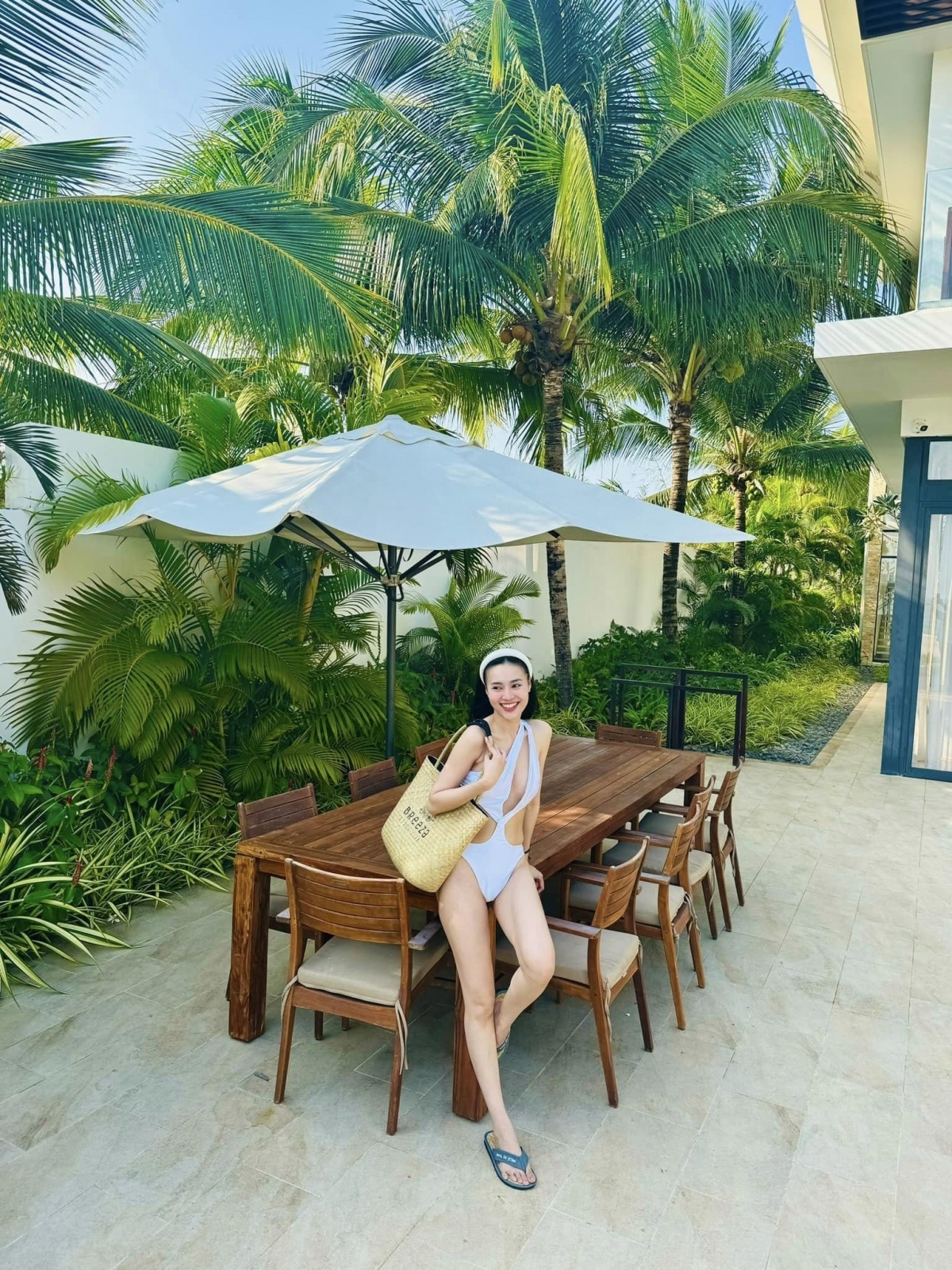 Trong chuyến nghỉ dưỡng tại Vũng Tàu những ngày đầu năm mới, nữ diễn viên 34 tuổi Ninh Dương Lan Ngọc tự tin khoe ảnh áo tắm, với dáng người thon thả. Sắc vóc của cô nàng được nhiều người khen ngợi. 
Dù hoạt động giải trí bị gián đoạn nhưng mọi hoạt động đời thường của Ninh Dương Lan Ngọc vẫn luôn được khán giả quan tâm. Hình ảnh nữ diễn viên diện bikini trên mạng thu hút hơn 20 nghìn lượt yêu thích. 
Ở tuổi 34, Ninh Dương Lan Ngọc sở hữu khối tài sản đáng nể cùng bộ sưu tập hàng hiệu xa xỉ khiến nhiều người mơ ước. (Nguồn: VietNamNet)
