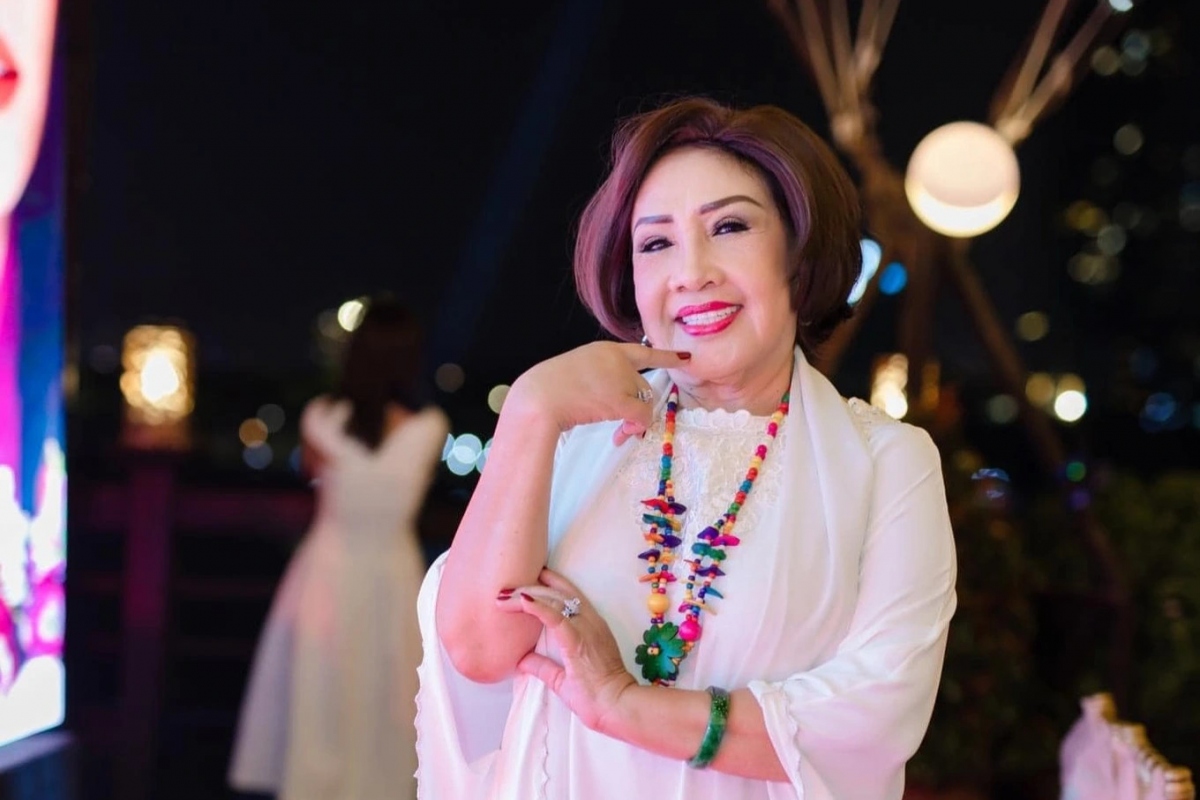 Trưa 20/2, NSND Lệ Thủy đính chính trên trang cá nhân trước những thông tin cho rằng bà không tiếp tục hát cải lương mà chuyển sang hát nhạc Hàn Quốc, nhạc Thái Lan và đọc rap. Theo NSND Lệ Thủy, gần đây bà rất hoang mang khi nhận được nhiều tin nhắn thắc mắc về chuyện bà ra mắt ca khúc mới với thể loại tân nhạc. Sau khi tìm hiểu, Lệ Thủy cho biết, một số người ẩn danh đã sử dụng công nghệ AI (Trí tuệ nhân tạo) để ghép giọng hát của bà lồng với các bài nhạc Hàn Quốc, nhạc Thái Lan và cả các ca khúc Việt đang thịnh hành. Lệ Thủy viết: "Nhiều khán giả lớn tuổi không giỏi công nghệ như tôi, họ nghe thoáng qua tưởng rằng Lệ Thủy thay đổi dòng nhạc. Họ không hiểu nên rất hoang mang và bị sốc. Vì trước giờ tôi chỉ hát cải lương và được mọi người yêu thương cũng do hát cải lương. Hôm nay tôi xin được đính chính rằng những bài hát nhạc trẻ, nhạc rap, nhạc Hàn Quốc... là sản phẩm của công nghệ AI, không phải giọng hát thật của Lệ Thủy". (Nguồn: Dân trí)