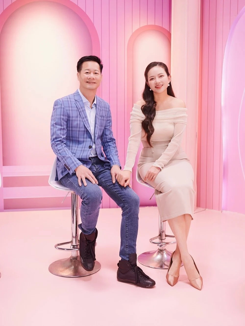 Phan Như Thảo chia sẻ: “Mới đây thôi, có người còn muốn gặp chồng tôi để nói với ông ấy rằng tôi lấy ông ấy chỉ vì tiền thôi, không yêu ông đâu, ông phải tỉnh táo lên”. Tuy sống cùng đại gia và sinh một cô con gái nhưng Phan Như Thảo vẫn rất độc lập về kinh tế. Người đẹp tiết lộ, thời điểm sinh con, cô không thể đi đóng phim, cũng không làm được việc gì nên đã bán một căn nhà mua trước đó để lấy tiền tiêu xài. Cô khẳng định, đại gia Đức An hoàn toàn có thể chăm lo cho cô trong cuộc sống hằng ngày, nhưng cô không muốn phải "xin tiền chồng" nên quyết định thử kinh doanh. "Tôi bán nhà được 2 hay 3 tỷ gì đó rồi lấy tiền đó đầu tư mở spa, mở cái này cái kia"'. (Nguồn: VTC News)