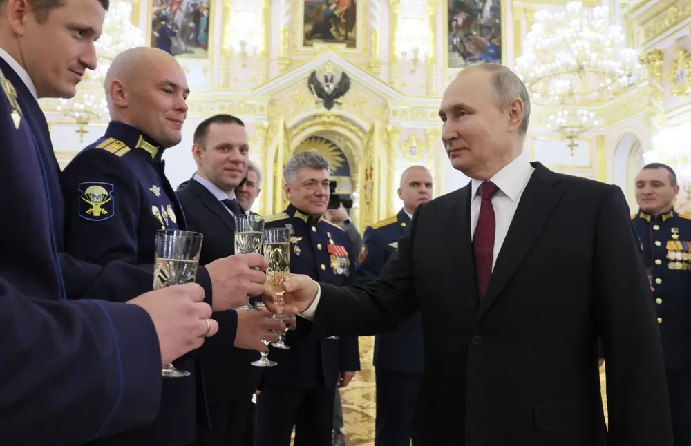 Tổng thống Nga Vladimir Putin chúc mừng các binh sỹ Nga được trao Huân chương Sao Vàng tại Điện Kremlin, ngày 8/12/2022. Ảnh: Getty