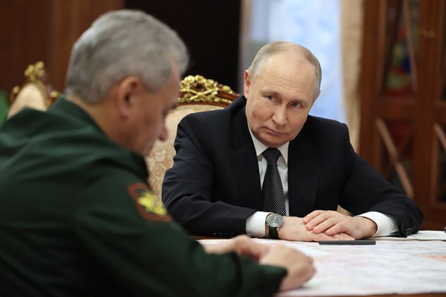 Tổng thống Nga Vladimir Putin và Bộ trưởng Quốc phòng Sergei Shoigu tại Điện Kremlin. Ảnh: Kremlin