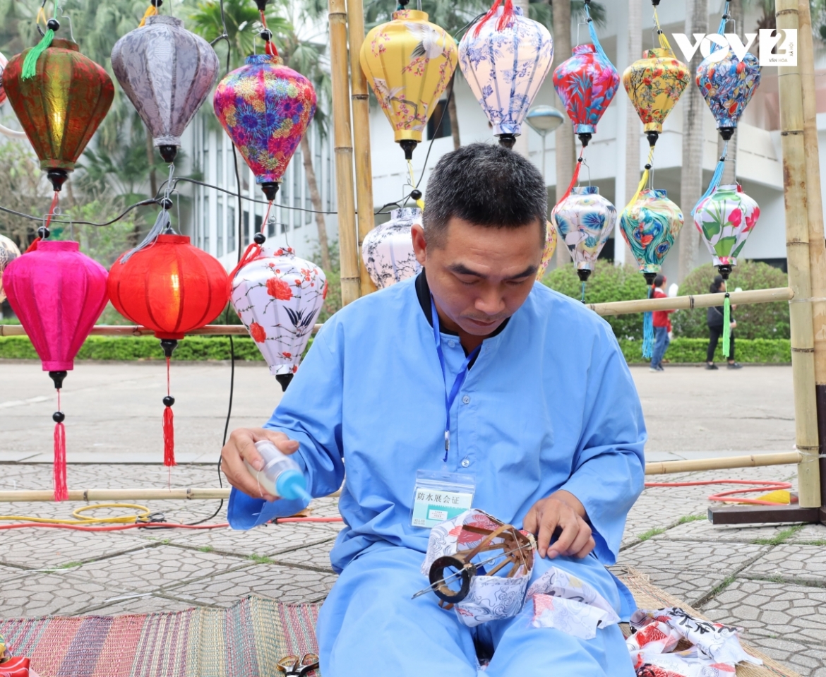 Nghệ nhân làm đèn lồng Hội An