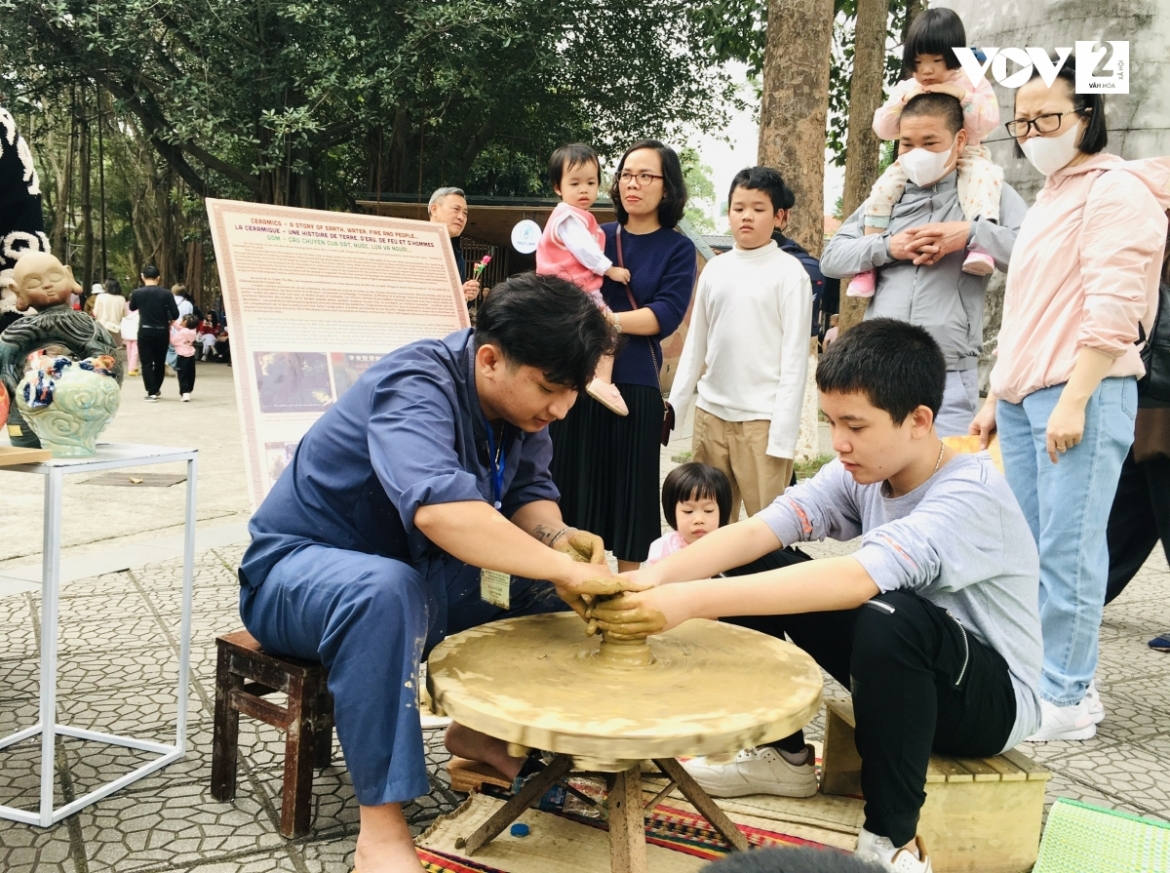 Du khách trải nghiệm nghề làm gốm Thanh Hà