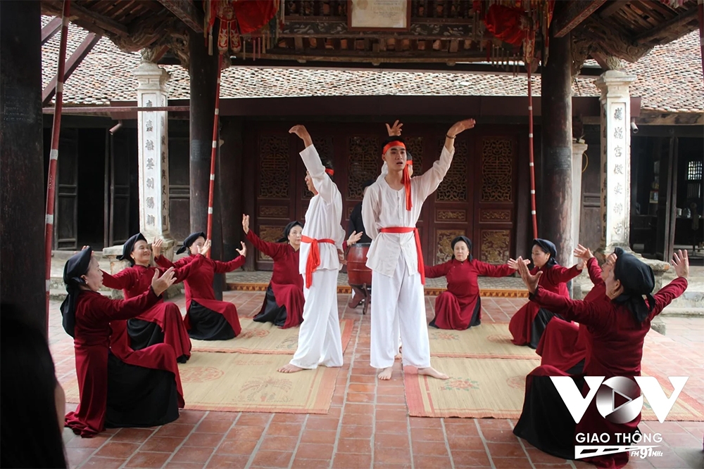 Được coi như một báu vật quý giá mà ông cha để lại, hát xoan loại hình dân ca, nghi lễ phục vụ tín ngưỡng trong dịp hội làng, ẩn chứa nhiều ý nghĩa đặc biệt trong đời sống tâm linh của người Việt
