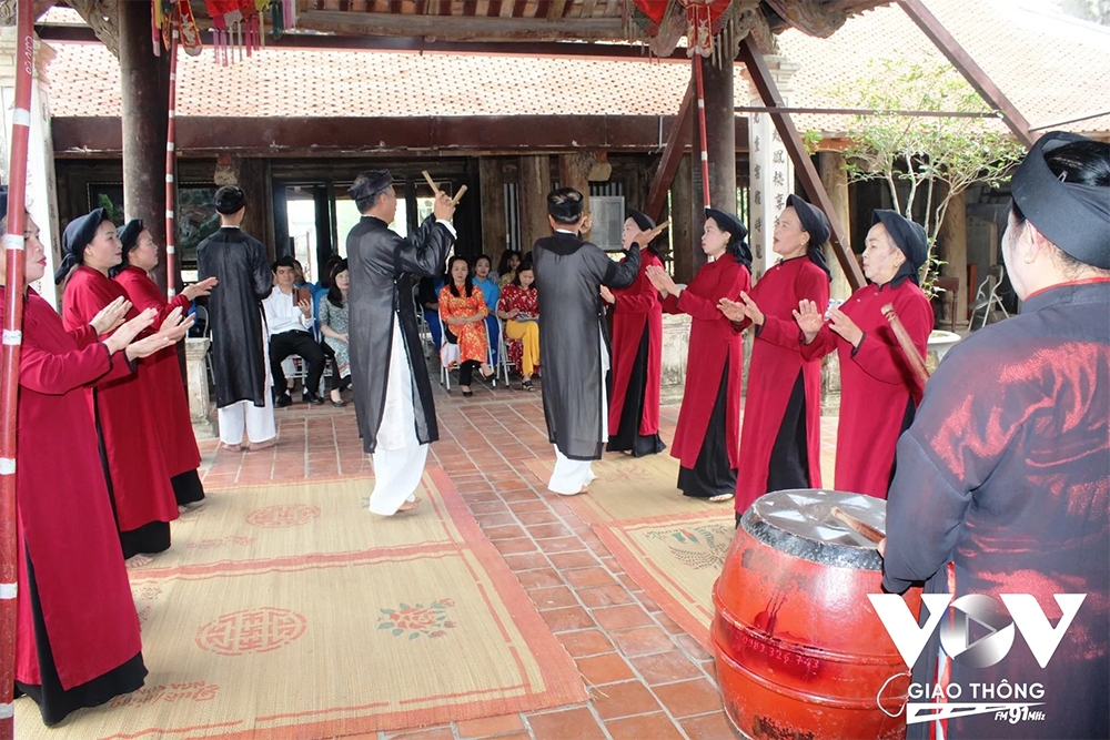 Hát xoan Chỉ có trống và phách, cùng miệng hát, tay uốn, chân nhón đã tạo nên một nhịp điệu đầy tính nhạc, lan tỏa hài hòa trong không gian cửa đình ấm cúng, trang nghiêm