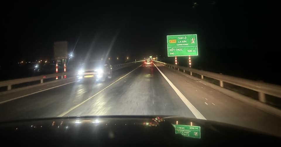 Hiện cao tốc Cam Lộ - La Sơn được đầu tư phân kỳ 2 làn xe, dài 98 km. Trên tuyến có 9 đoạn mở rộng 4 làn mỗi đoạn dài 2km, đây là các đoạn cho phép xe vượt. 