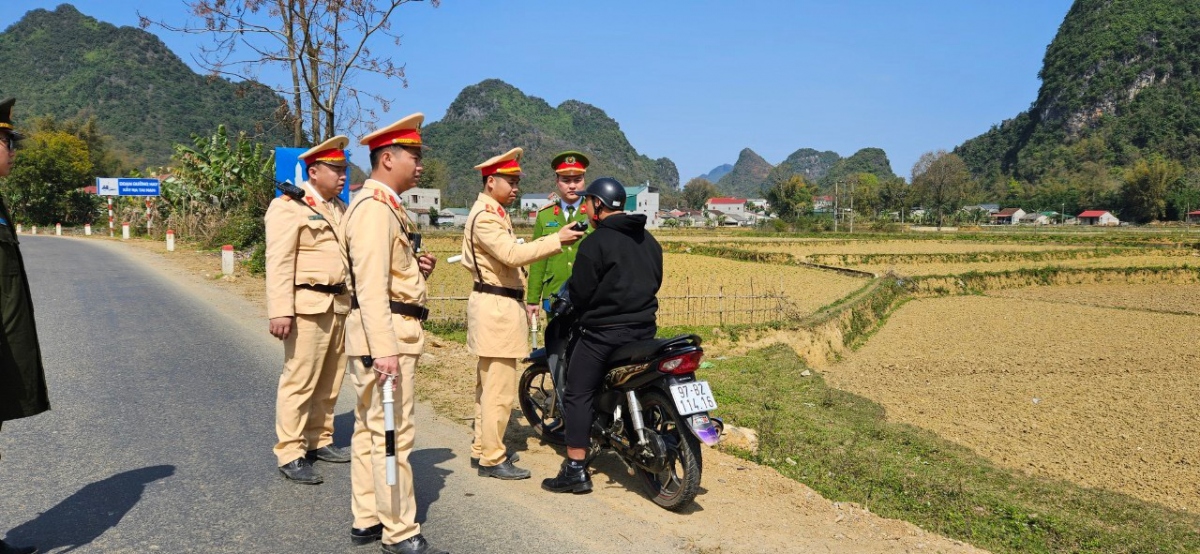 Từ đầu năm 2024 đến nay, lực lượng CSGT Công an tỉnh Cao Bằng đã phát hiện hàng trăm trường hợp vi phạm quy định nồng độ cồn. Đặc biệt, nhiều đối tượng có hành vi buôn lậu, xuất nhập cảnh trái phép cũng đã được kịp thời phát hiện