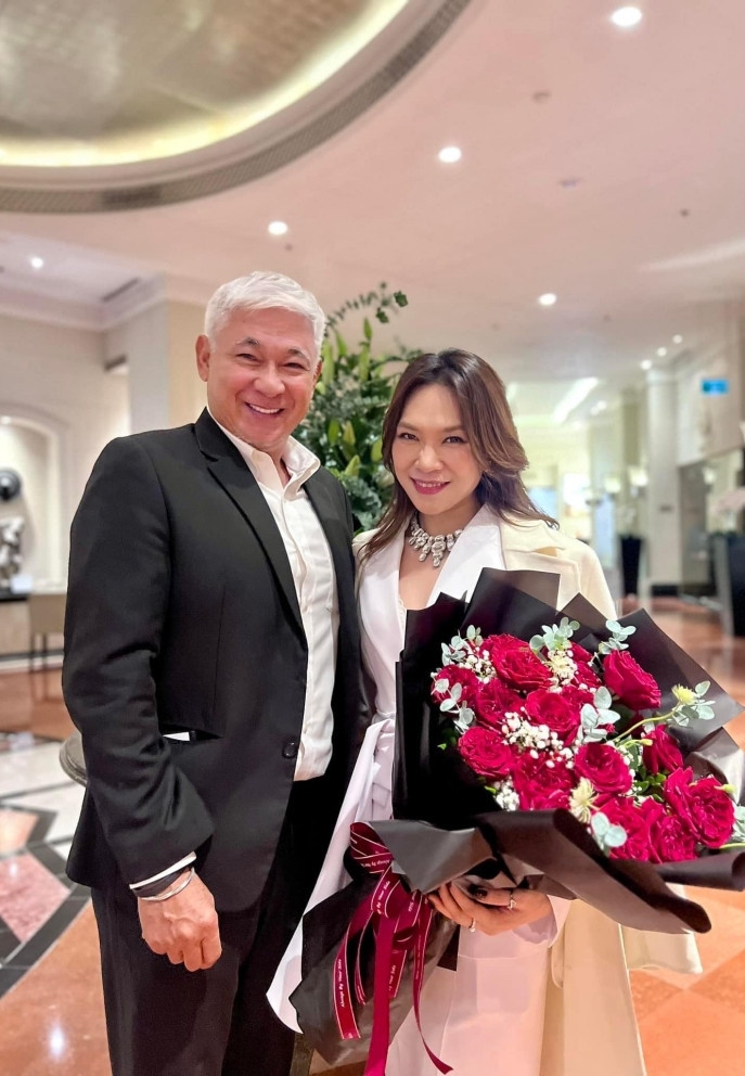 Tùng Yuki - người từng làm việc với nhiều ngôi sao nổi tiếng trong nước và thế giới - có cuộc sống kín tiếng. Ở tuổi xế chiều, ông dành thời gian cho gia đình và thiện nguyện, thỉnh thoảng đóng phim. Ông cho biết vui vì ở tuổi này vẫn được các đạo diễn mời phim. Ông cân nhắc lựa chọn dự án phù hợp dựa trên yếu tố sức khỏe và lịch làm việc. Dù được chú ý, Tùng Yuki có đời tư kín tiếng. Nam diễn viên cho biết đây là cách để ông bảo vệ cuộc sống riêng tư của mình, đặc biệt là vợ và gia đình. Ông chưa từng chia sẻ hình ảnh vợ con trước truyền thông. “Bây giờ mạng xã hội quá nhiều dẫn đến những ồn ào không đáng. Gia đình xưa nay sống bình dị quen rồi nên tôi không muốn họ bị xáo trộn. Nhiều lúc ra đường đi ăn uống với gia đình, mọi người hay hỏi vợ tôi có ghen không. Tôi rất bực khi bị hỏi như thế, việc kín tiếng là muốn giữ tình cảm cho gia đình”, ông nói. (Nguồn: VietNamNet)