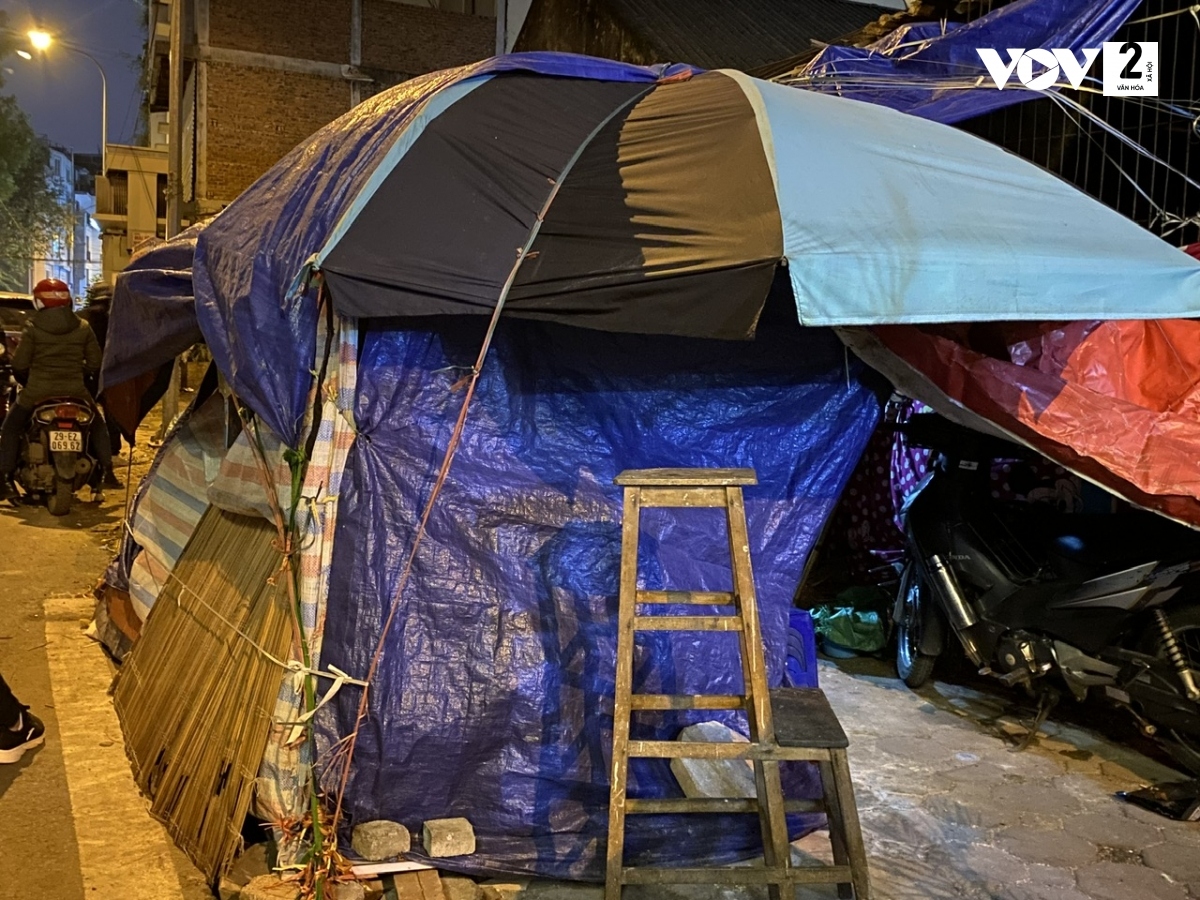Căn lều lụp xụp dựng tạm bằng những mảnh bạt ghép lại nơi bà Phạm Thị Đào sinh sống mỗi ngày