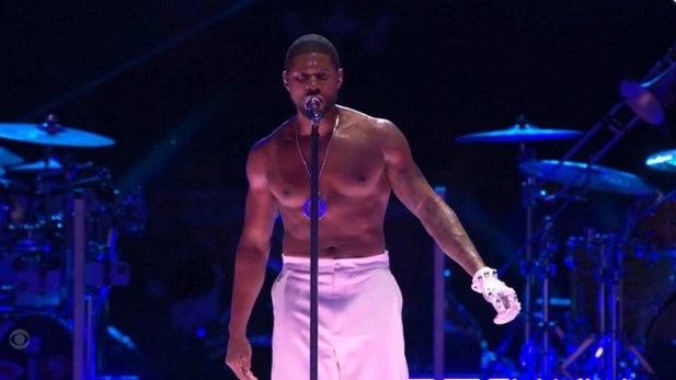 Usher cũng có màn cởi áo khoe body song vẫn bị chê "nhạt".