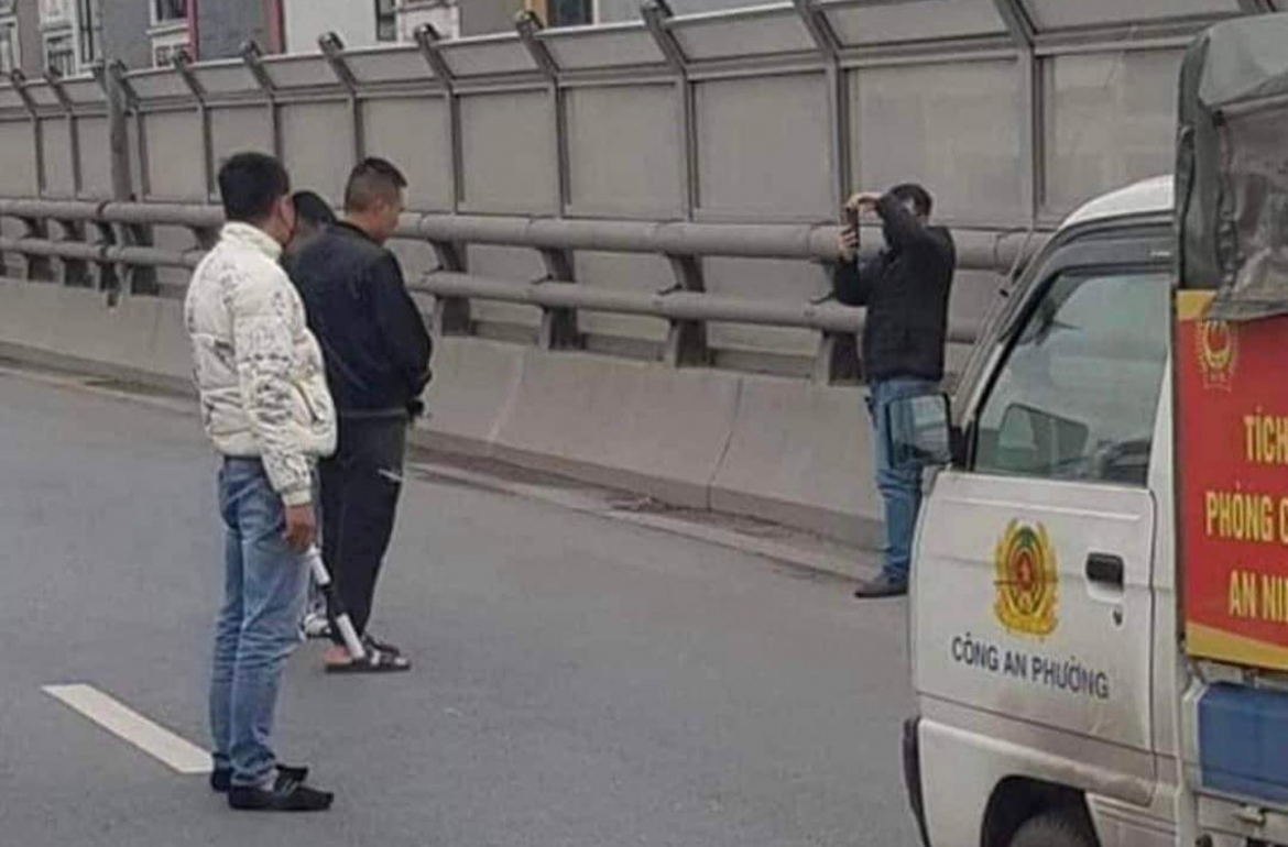 Lực lượng chức năng cùng 2 đối tượng thực nghiệm hiện trường