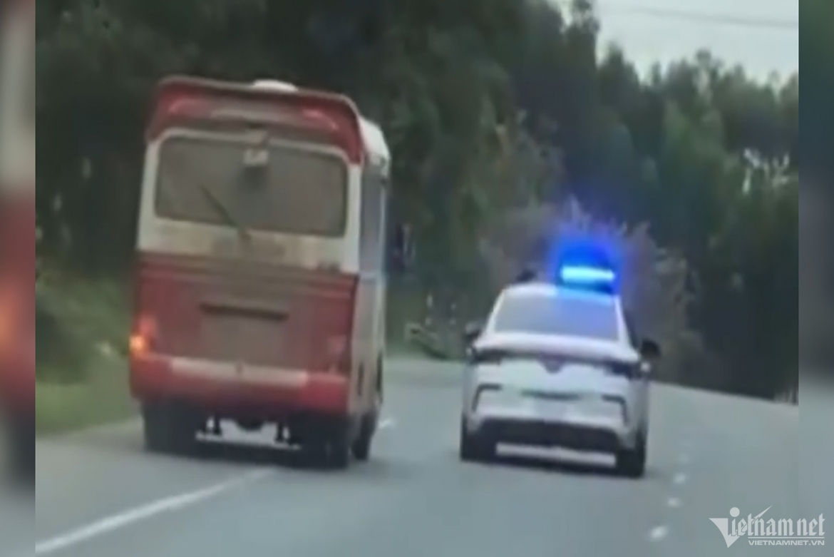 Xe tuần tra của CSGT bám theo ô tô khách