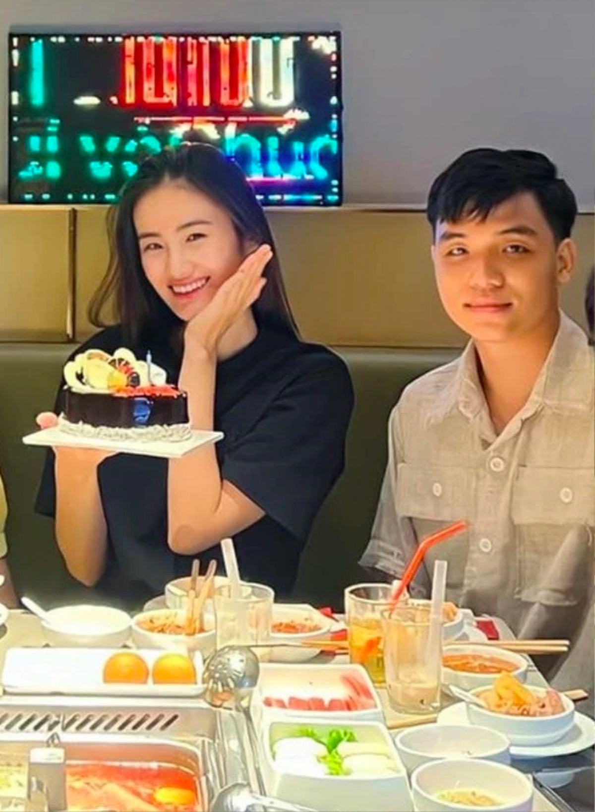 Hoa hậu Ý Nhi nói bạn trai cũng như người trong nhà mình. Trong khoảng thời gian yêu xa, cả hai thường xuyên gọi điện cho nhau để tâm sự về những khó khăn, thuận lợi trong cuộc sống. "Có những ngày tôi bận rộn đến mệt rã người, cả hai gọi điện nói chuyện với nhau, cùng động viên nhau để tốt hơn". (Nguồn: Dân trí)
