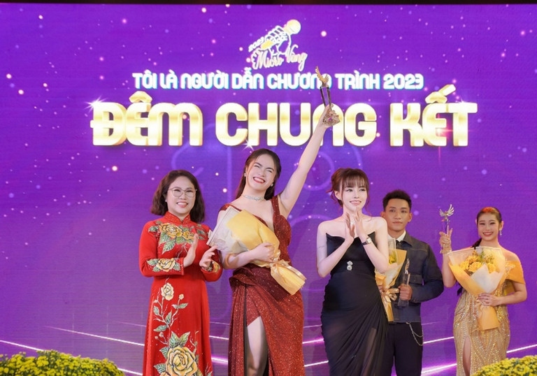 Yến Nhi - cô gái từng nặng 80kg giành chiến thắng chung cuộc tại 'Micro Vàng - Tôi là người dẫn chương trình'. Giám khảo Thanh Phương cho biết hài lòng với phần trình diễn này. Chính sự điềm tĩnh, dẫn đúng trọng tâm và không sa đà vào việc diễn xuất giúp Yến Nhi ghi điểm trong mắt ban giám khảo. "Cảm xúc khó nói thành lời, hạnh phúc vỡ òa và biết ơn những anh chị, thầy cô đã chỉ dạy để mình có thể may mắn đạt được ngôi vị Quán quân. Tôi biết ơn vì đã gặp được những người có cùng sở thích, tiếp thêm niềm tin và nuôi dưỡng cơ hội làm MC", tân Quán quân Micro vàng 2023 nói. (Nguồn: VietNamNet)