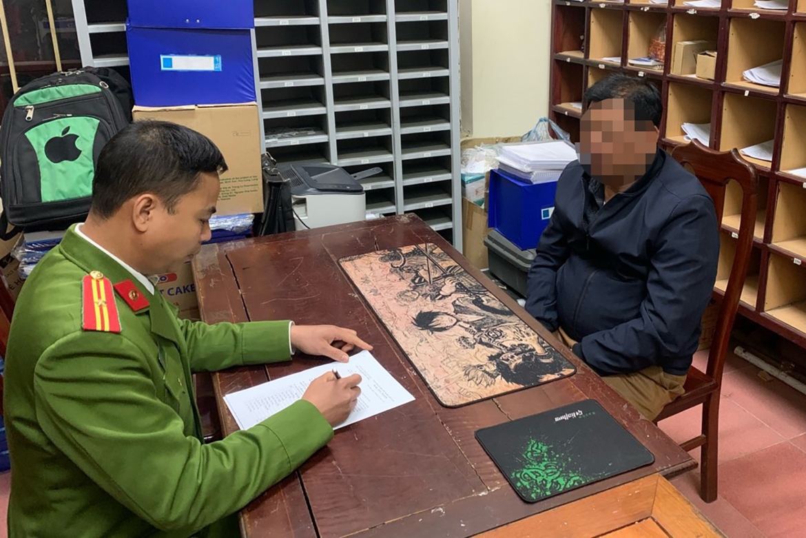 Công an huyện Hữu Lũng làm việc với tài xế  N.V.G. (Ảnh: CACC)