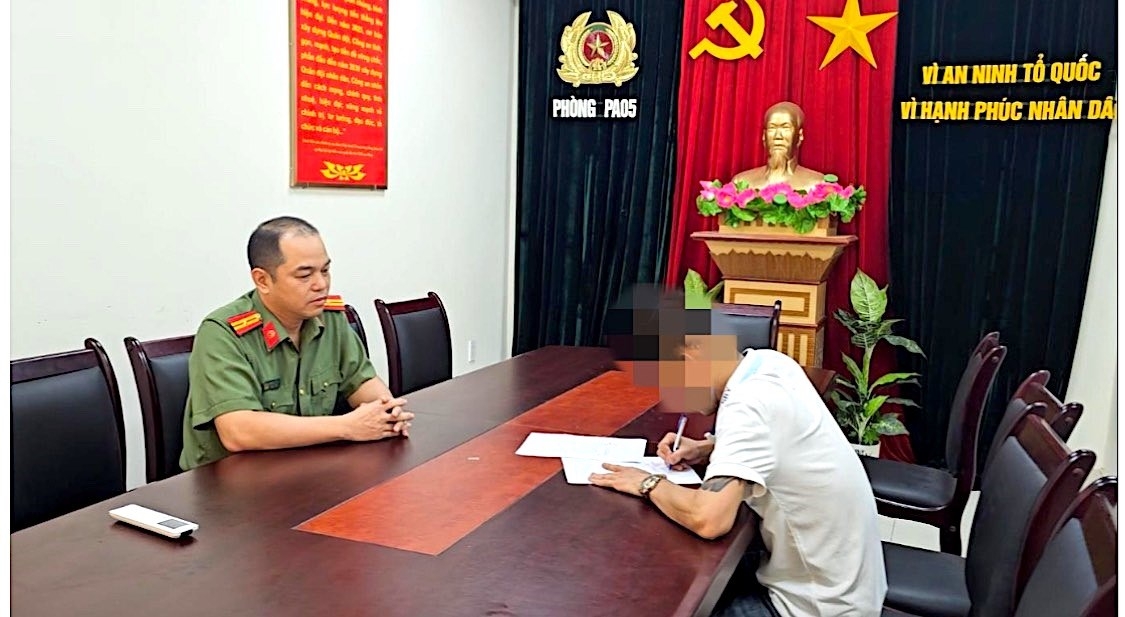 Đối tượng T.D.H. tại trụ sở cơ quan công an. (Ảnh: Công an Hải Phòng)