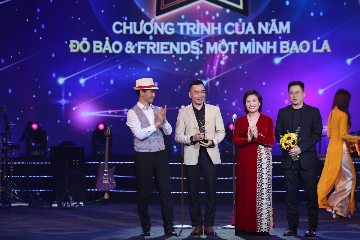 Ở mùa Cống hiến năm nay, nhạc sĩ Đỗ Bảo được đề cử ở 2 hạng mục là Chương trình của năm với Đỗ Bảo &amp; Friends | Một mình bao la (Đỗ Bảo x The Bros) và hạng mục Nhạc sĩ của năm. Ở hạng mục Chương trình của năm, so về tuổi đời lẫn tuổi nghề, nhạc sĩ Trần Tiến là bậc tiền bối, sau mới đến Đỗ Bảo, cả hai cùng "cạnh tranh" với những cái tên còn khá trẻ khác là Đen, Trung Quân và nhóm Cá hồi hoang.
Nhìn vào danh sách đề cử ở hai hạng mục này, không ai dám chắc Đỗ Bảo sẽ được xướng tên, nhưng kết quả cuối cùng, nhạc sĩ sinh năm 1978 đã được vinh danh ở hạng mục Chương trình của năm.