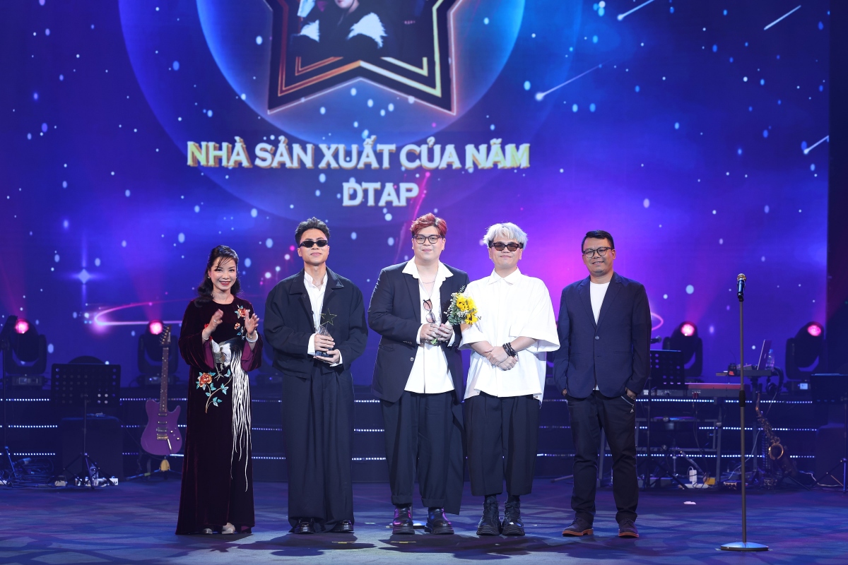 Các chàng trai nhóm DTAP một lần nữa lại được đập tay nhau, cùng sải bước trên sân khấu Cống hiến năm nay để nhận giải Nhà sản xuất của năm. Đây là lần thứ 3 DTAP được xướng tên ở hạng mục Nhà sản xuất của năm. Trước đó, DTAP từng ẵm giải Cống hiến ở hạng mục này tại mùa giải 2020 và 2023.